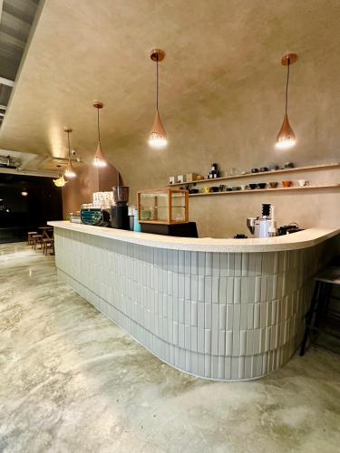 a kitchen with a bar in a restaurant at 味知文旅 in Xiaoliuqiu