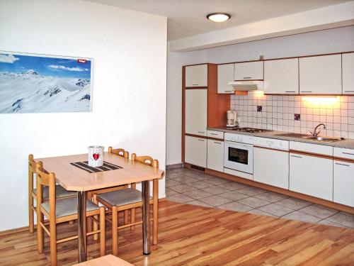 Kuchyň nebo kuchyňský kout v ubytování Apartment Kristall-2 by Interhome