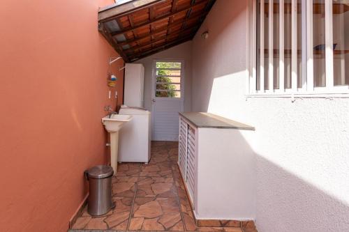 a small bathroom with a sink and a toilet at Casa da Alice in São Carlos