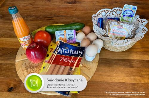 ein Schneidebrett mit etwas Essen auf dem Tisch in der Unterkunft Apartamenty Centrum Park Twardowskiego 4 in Zielona Góra