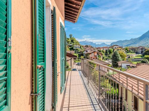 Holiday Home Papaveri e Papere by Interhome في Piano Porlezza: بلكونة مطلة على المدينة