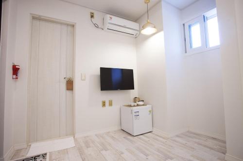 TV a/nebo společenská místnost v ubytování Daemyung Guesthouse