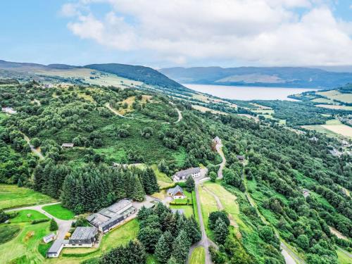 ドラムナドロッキットにあるHoliday Home Highland View by Interhomeの木々と湖のある農場の航空写真