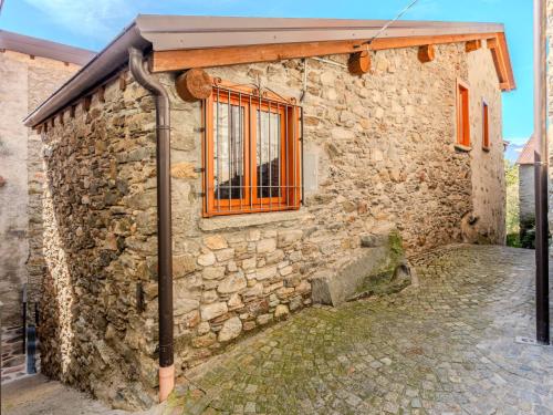 - un bâtiment en pierre avec une fenêtre dans l'établissement Holiday Home Stone House by Interhome, à Gera Lario