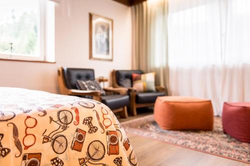 une chambre avec un lit et un salon dans l'établissement Villa Maria Dolomites Vintage Home, à Brunico