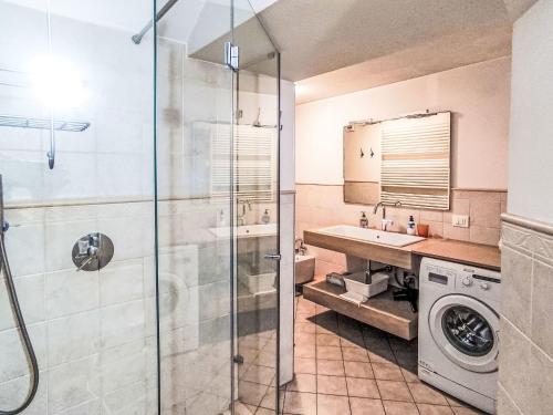 Bilik mandi di Apartment Ciasa Tella by Interhome