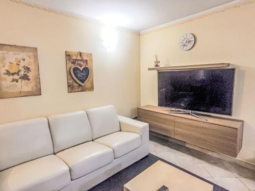 Televisyen dan/atau pusat hiburan di Apartment Ciasa Tella by Interhome