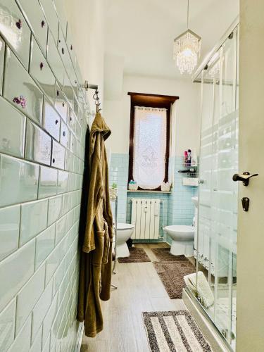 a bathroom with a shower and a toilet and a sink at Appartamento Lana zona terme Centro e vicino a Villa Igea in Acqui Terme