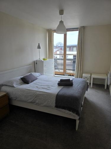 Una cama o camas en una habitación de Coventry Home