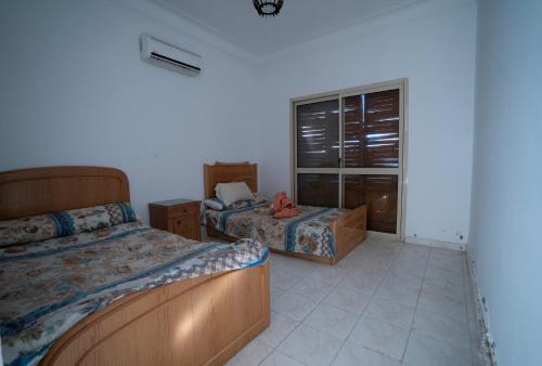 Ένα ή περισσότερα κρεβάτια σε δωμάτιο στο A stand-alone, 2-bedroom chalet designed for privacy and relaxation