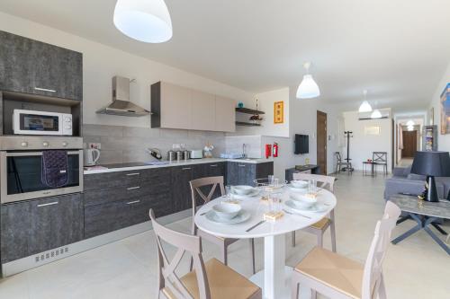 Kuchyň nebo kuchyňský kout v ubytování Spacious Brand New Apartment 3 Bdr 2Bth Bugibba
