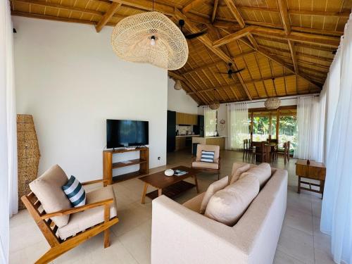 Μια τηλεόραση ή/και κέντρο ψυχαγωγίας στο Villa Lily Bay Selong Belanak