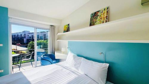 Ένα ή περισσότερα κρεβάτια σε δωμάτιο στο Near Beach Cosy Studio with Pool Replay