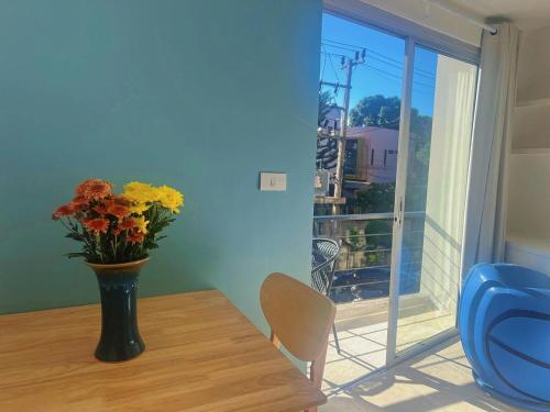 Χώρος καθιστικού στο Near Beach Cosy Studio with Pool Replay