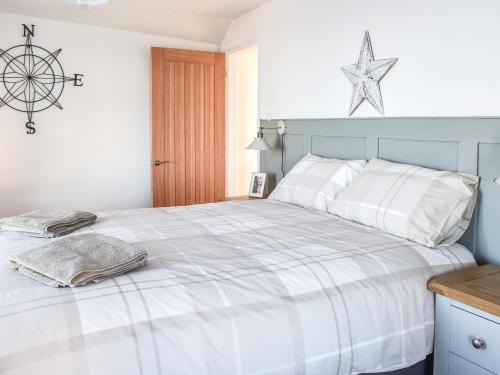 Ένα ή περισσότερα κρεβάτια σε δωμάτιο στο Seabreeze Cottage - Uk35827