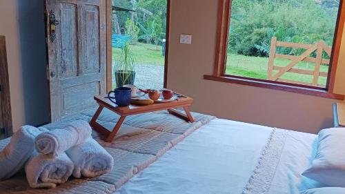 Katil atau katil-katil dalam bilik di Casa com riacho e jardim particular próximo ao rio
