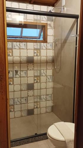 Bilik mandi di Casa com riacho e jardim particular próximo ao rio