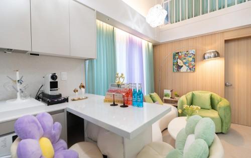 Posezení v ubytování 5 minutes on foot from Hongdae, 8 people, double floor sky view, late check-out, PS5, kids welcome, free parking, luggage storage