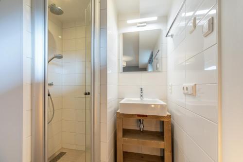 a bathroom with a sink and a shower at Welcome in - Zonnedorp Kavel 10 Renesse | Villa nabij het Strand & met Ruime Tuin in Renesse