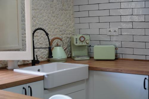 un bancone della cucina con lavandino bianco e piano di lavoro di En las montañas de Benicassim a Las Villas