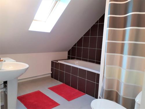 ein Badezimmer mit Waschbecken, Toilette und Badewanne in der Unterkunft Maison familiale, proche des plages et des commerces in Piriac-sur-Mer