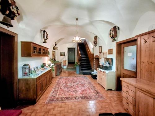 une grande pièce avec un escalier et une cuisine avec un tapis dans l'établissement Lampererhof, à St. Johann in Tirol