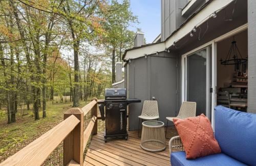 Un balcon sau o terasă la Cozy 2BR Townhouse with Mountain Views & BBQ