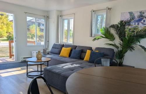 Гостиная зона в Chalet #14 Waterfront with Spa Fireplace WiFi & AC