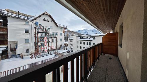 セストリエーレにあるHostdomus - City Hall Suiteの雪に覆われた山々の景色を望むバルコニー