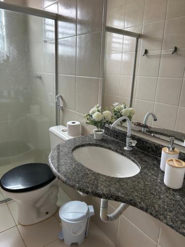 ein Badezimmer mit Waschbecken und Toilette in der Unterkunft Apto 2 suítes em Aracajú a 300 metros da Orla in Aracaju