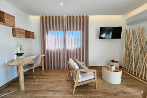 a living room with a table and a dining room at Marinha Grande Apartamentos Rainbow N9 in Marinha Grande