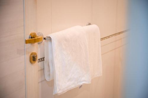 a towel hanging on a towel rack in a bathroom at جناح بانورامي in Jeddah