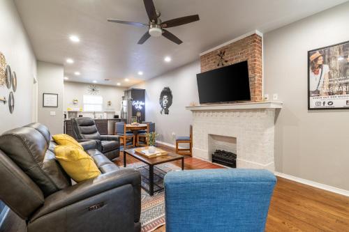ein Wohnzimmer mit Ledermöbeln und Kamin in der Unterkunft The Good Vibes House in Chickasha, OK! in Chickasha