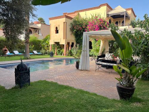 Κήπος έξω από το Villa Aalama