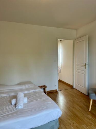 a bedroom with a bed with two towels on it at Appartement Chloé du lac in Montferrat