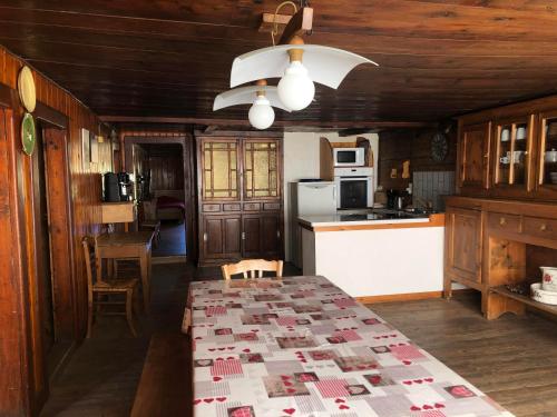 Køkken eller tekøkken på Chalet de La Serraz