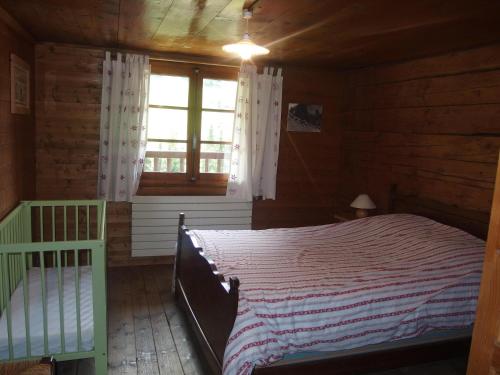 En eller flere senge i et værelse på Chalet de La Serraz