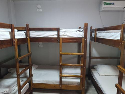 Двухъярусная кровать или двухъярусные кровати в номере Caravan Hostel