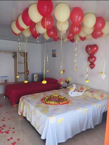 a room with a table with red and white balloons at Cabañas Mister Mac in Providencia