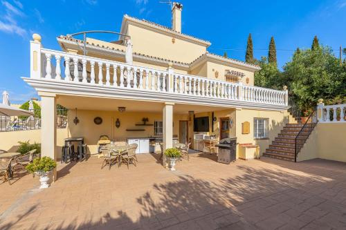 una casa con balcón y patio en Charming One-Bedroom Flat Dormitory room, en Estepona