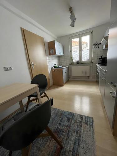 a kitchen with a table and chairs in a room at Ferienwohnung Fuldaufer in Melsungen