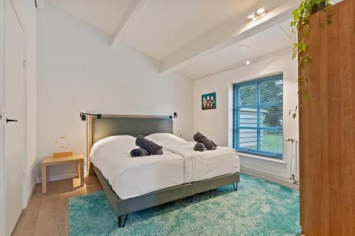 a bedroom with a bed and a window at Boerderijwoning 't Boetje in Heiloo
