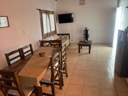 un salon avec une table et un canapé dans l'établissement Ricon de malvones vintage, à General Alvear