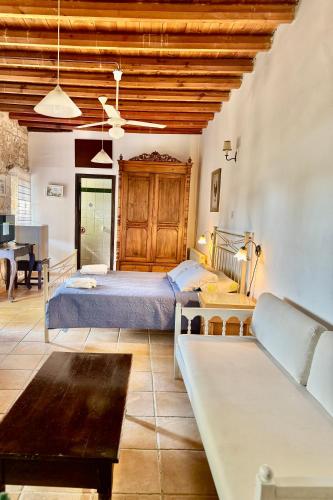 ein Schlafzimmer mit zwei Betten und einem Klavier in der Unterkunft Cornaro House in Arsos