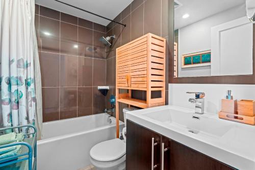 Ένα μπάνιο στο Fabulous Toronto 2Br 2Ba Condo Free parking Pool Gym