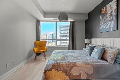Ένα ή περισσότερα κρεβάτια σε δωμάτιο στο Fabulous Toronto 2Br 2Ba Condo Free parking Pool Gym