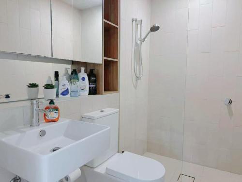 Un baño con inodoro, lavabo y ducha. en Bright Airy Stay Apartment, en Sídney