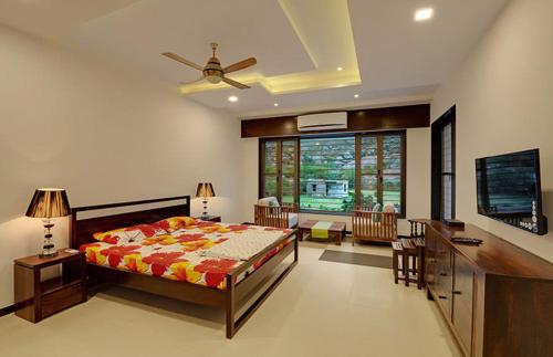 1 dormitorio con 1 cama grande y sala de estar en Chacha Villa, en Ābu Road