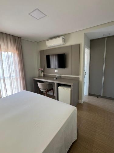 Una televisión o centro de entretenimiento en Hotel Guarany