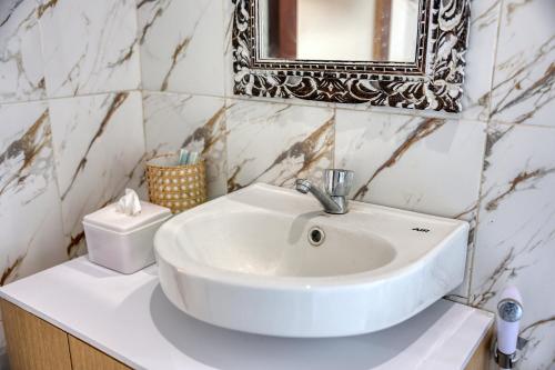 Ένα μπάνιο στο Rostin Mesari Villa
